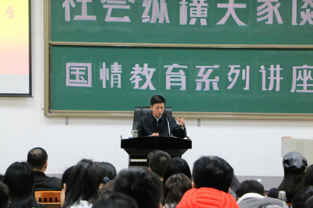 广西壮族自治区党委宣传部常务副部长、BETVlCTOR伟德官网BETVlCTOR伟德官网经理唐华为西大学子“解疑释惑”